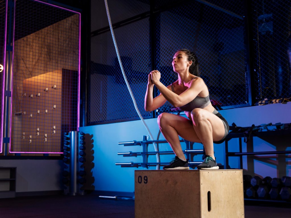 chica joven en el box practicando crossfit