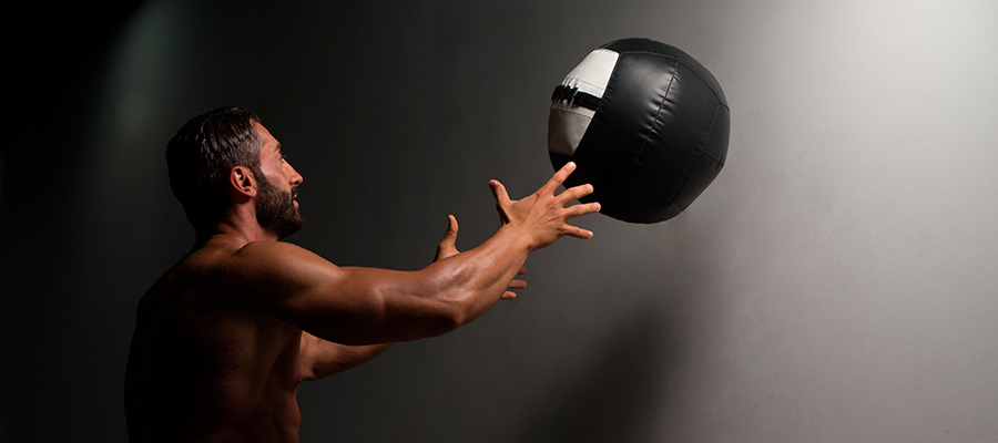 Cinco ejercicios que puedes hacer con un slam ball en Cross Training