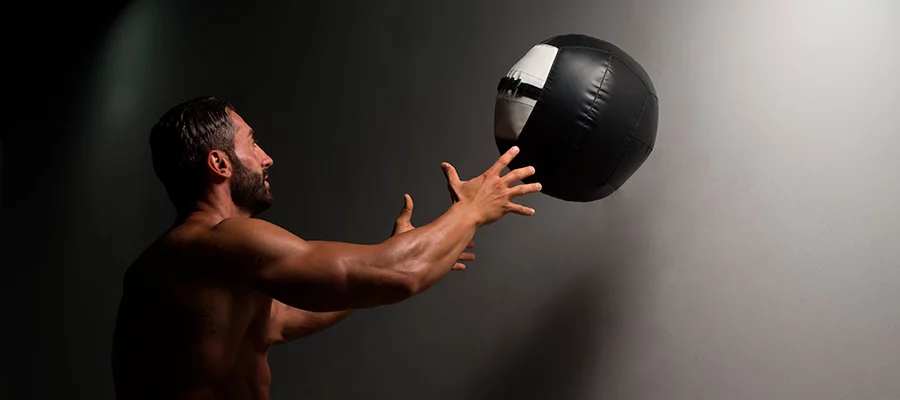 Tres ejercicios con slam ball para trabajar todo tu cuerpo en poco tiempo