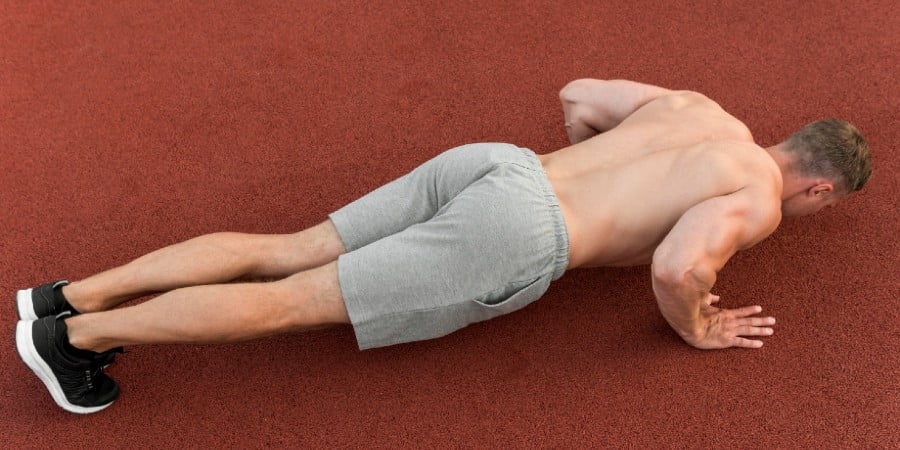 Ejercicios Isométricos, hombre en postura de plancha
