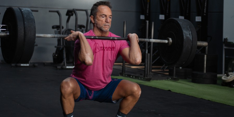 cross trainer realizando un squat clean o cargada con sentadilla